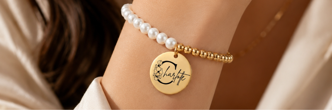 Personalisierter Schmuck als Geburtstagsgeschenk für Frauen: Perlenarmband und Herzkette mit Gravur von YadaCreation
