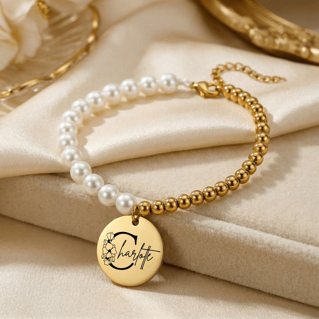 Personalisiertes Perlenarmband mit Namensgravur – Goldener Anhänger mit Blumen-Initial