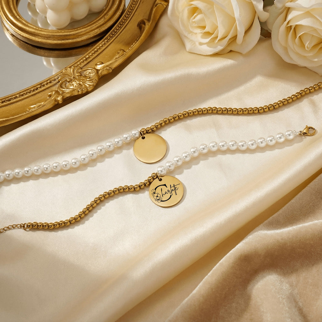 Elegantes Damenarmband mit Namensgravur – Perlen- und Goldkugelarmband mit rundem Anhänger