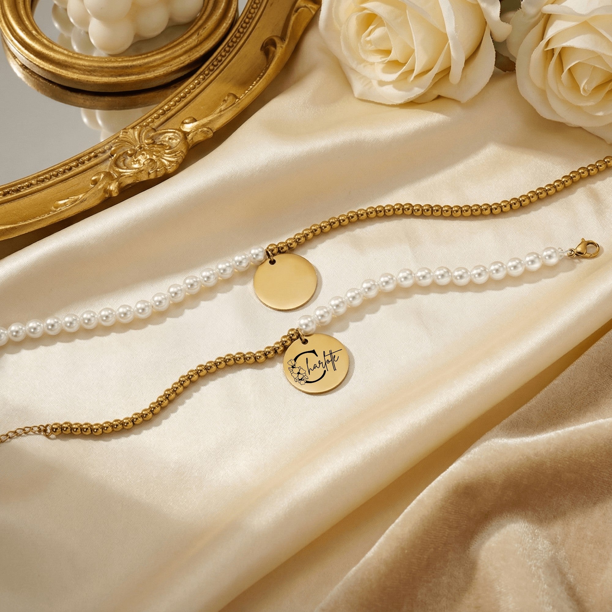 Elegantes Damenarmband mit Namensgravur – Perlen- und Goldkugelarmband mit rundem Anhänger