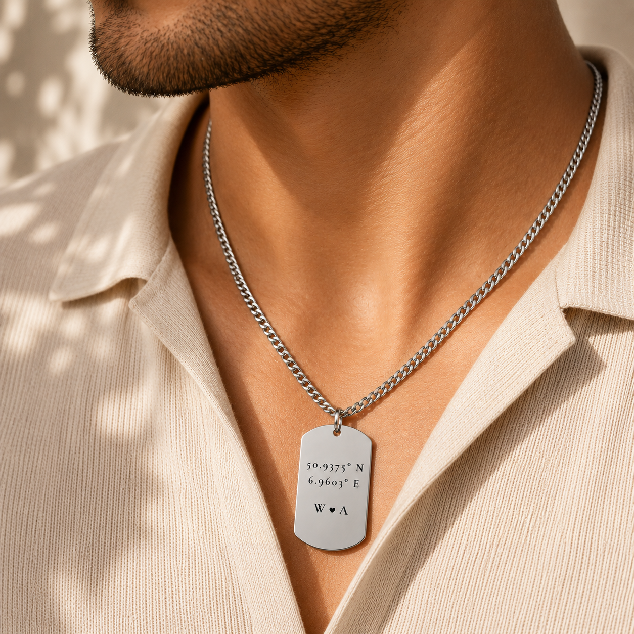 Mann trägt personalisierte Cuban Tag Halskette mit Koordinaten-Gravur – Geschenk für Freund