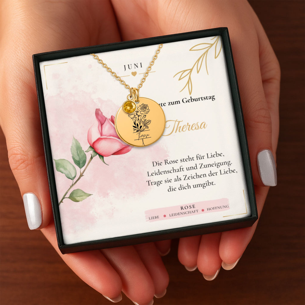 Hände halten Geschenkbox mit personalisierter Geburtsstein Kette – Geburtstagsgeschenk für Frauen
