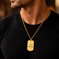 Mann trägt goldene Halskette mit personalisiertem Datum in römischen Zahlen