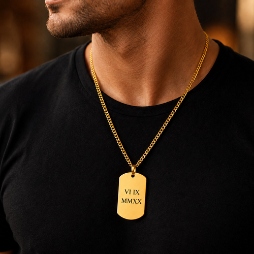 Mann trägt goldene Halskette mit personalisiertem Datum in römischen Zahlen