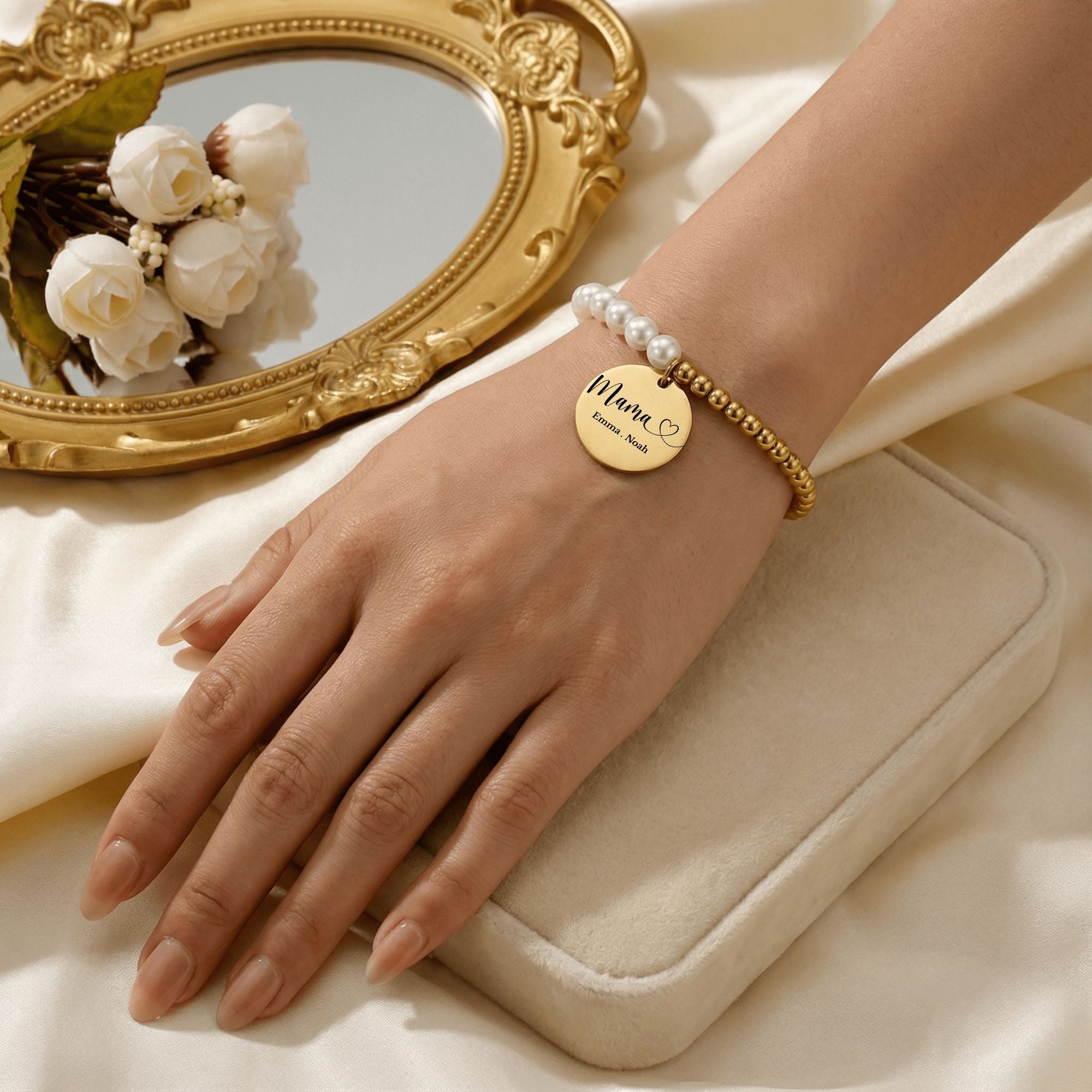 Personalisiertes Perlenarmband mit goldenem Münzanhänger und Gravur – Produktmockup