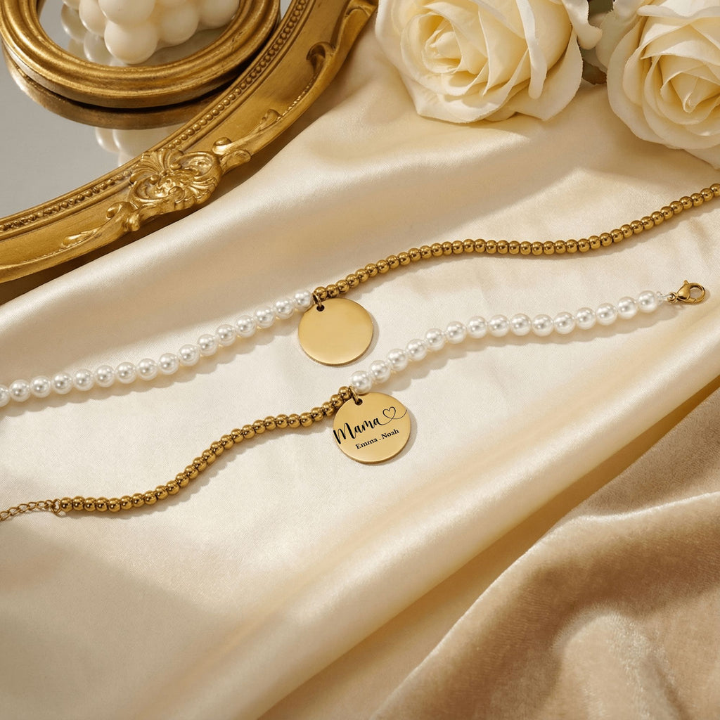 Zwei Perlenarmbänder mit goldenem Münzanhänger – vor und nach der Gravur, auf Satin mit Rosen