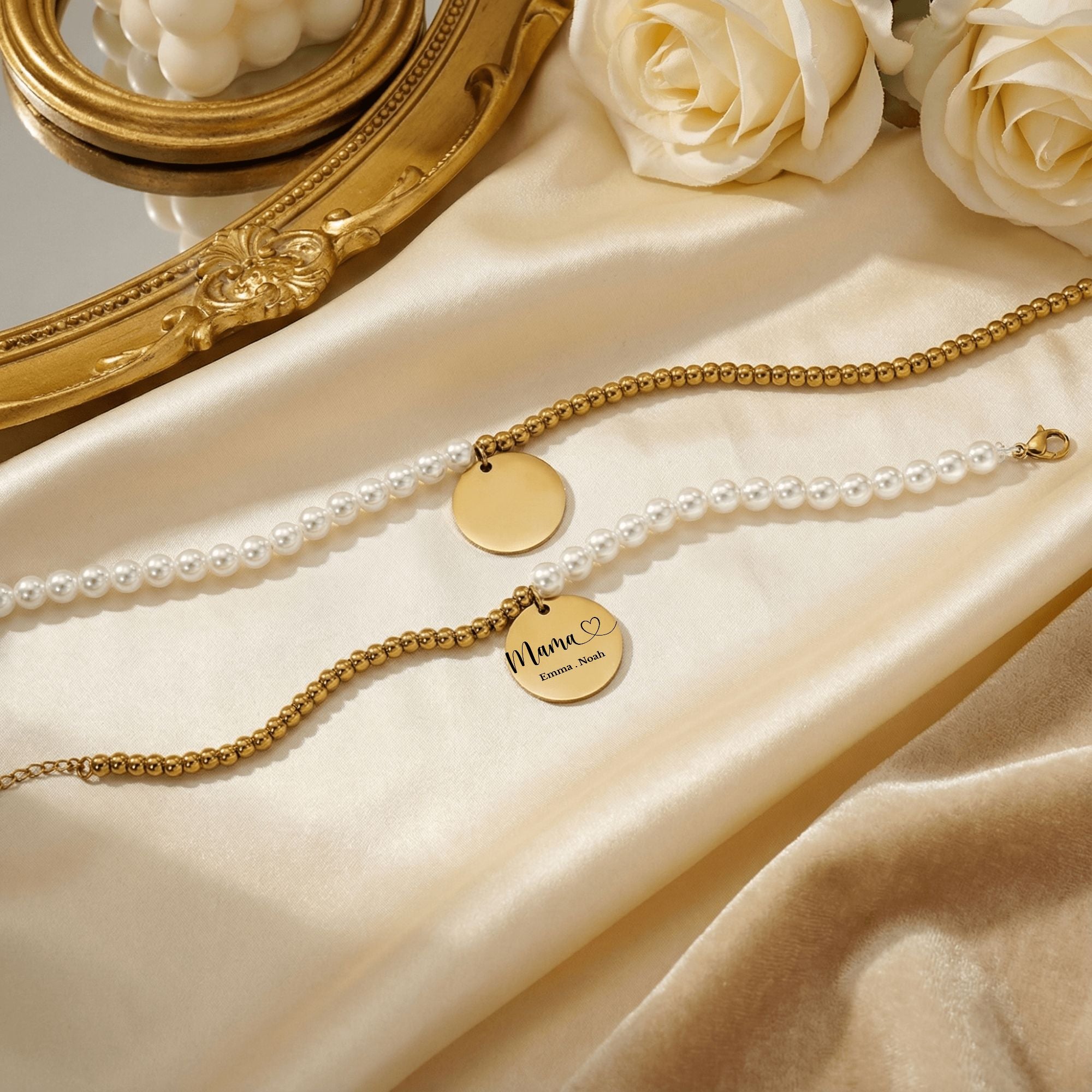 Zwei Perlenarmbänder mit goldenem Münzanhänger – vor und nach der Gravur, auf Satin mit Rosen