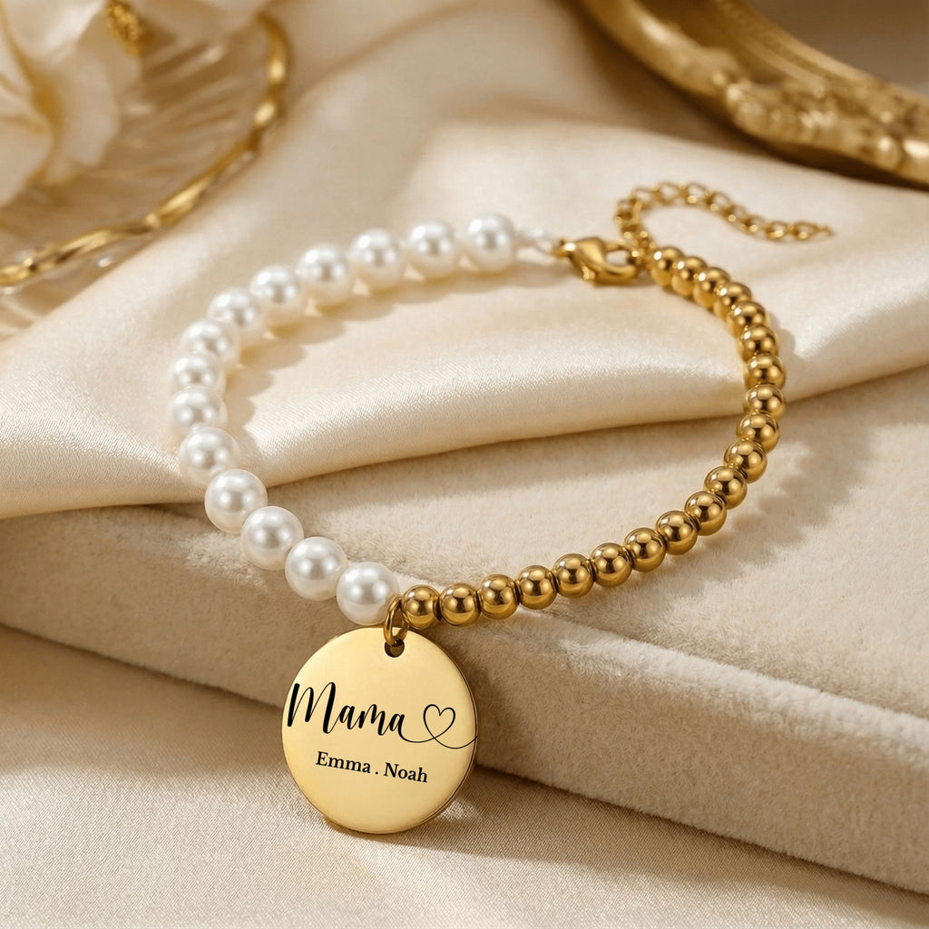 Perlenarmband für Mama mit graviertem Goldanhänger – Nahaufnahme Mockup