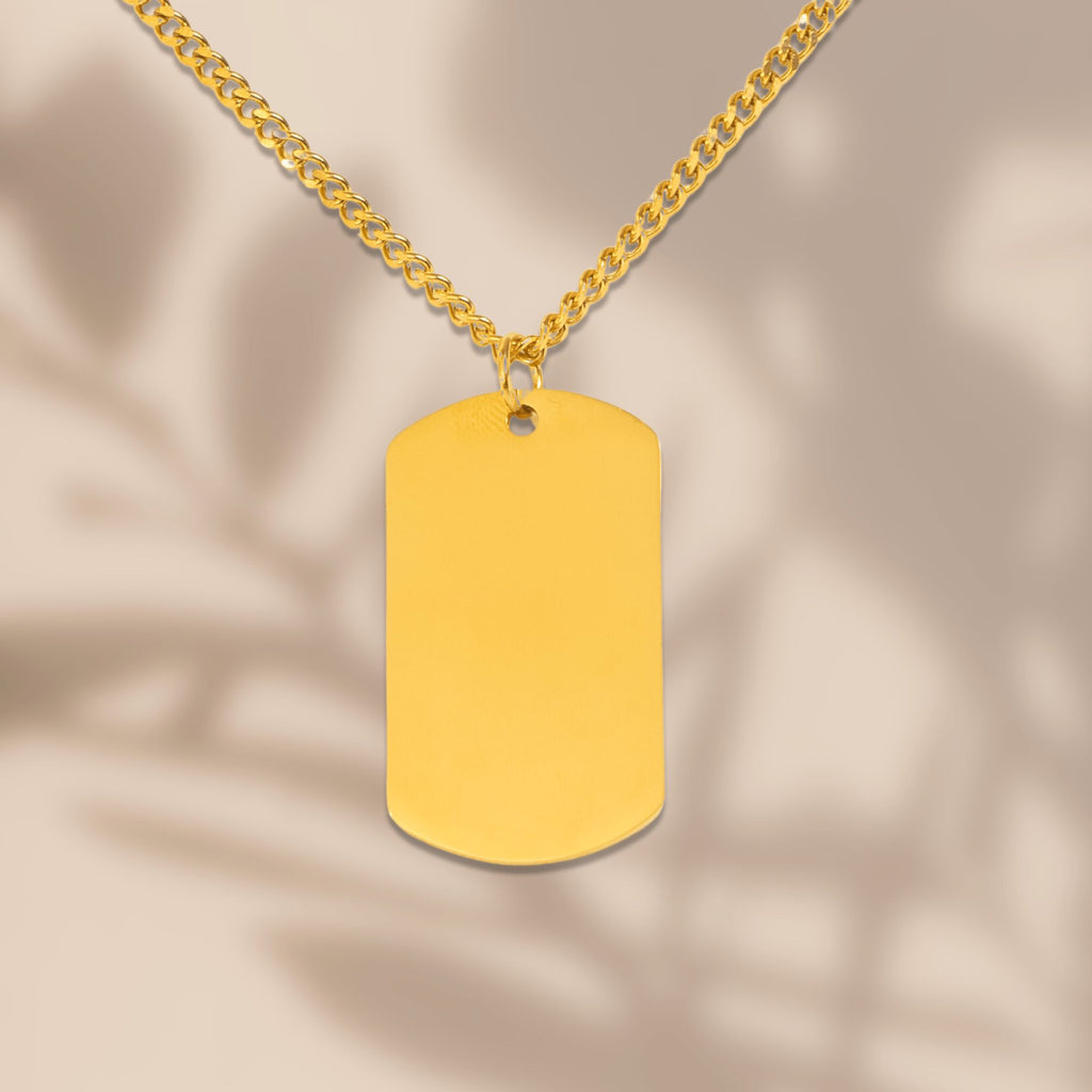 Cuban Tag Halskette Herren Gold – Lifestyle-Foto mit Pflanzenschatten, goldener Tag-Anhänger an Cuban-Kette