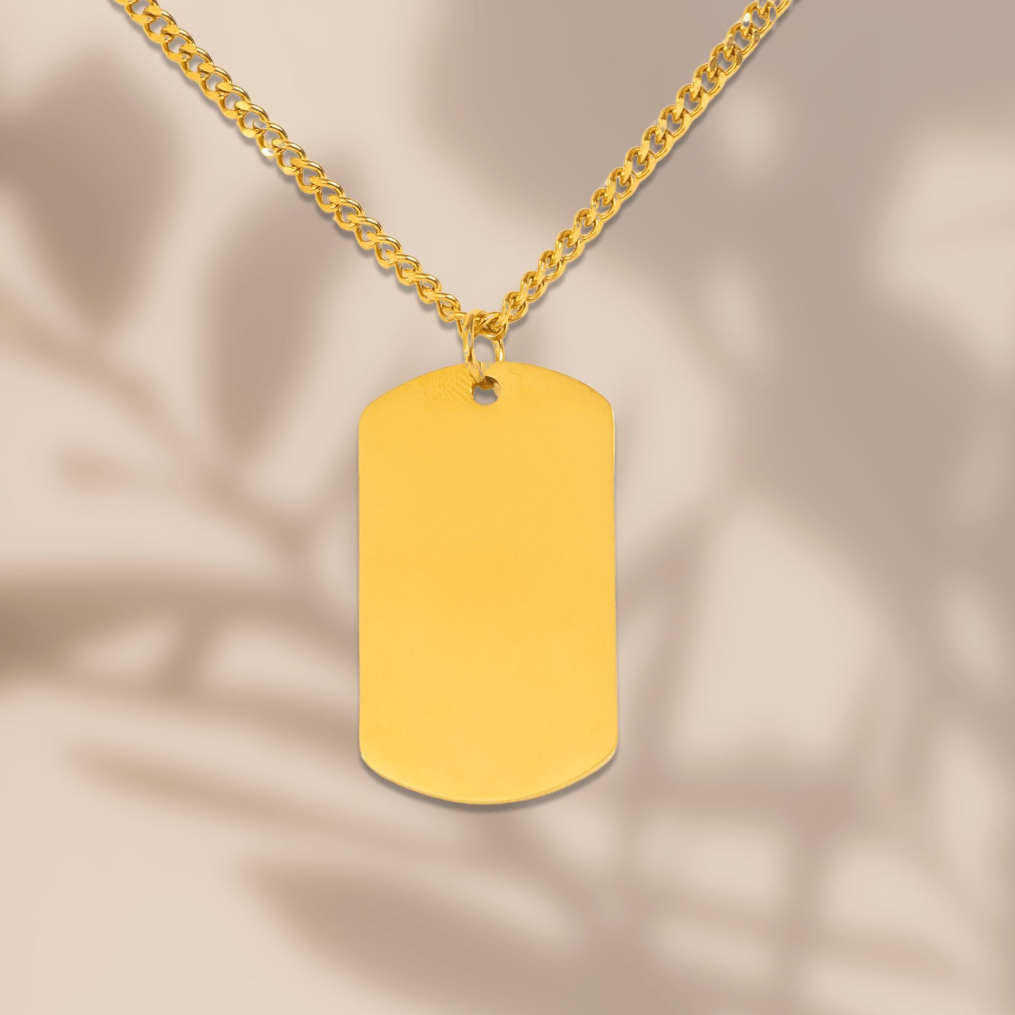 Cuban Tag Halskette Herren Gold – Lifestyle-Foto mit Pflanzenschatten, goldener Tag-Anhänger an Cuban-Kette